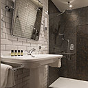 Robinetterie et vasque sur pied rétro pour cette salle de bains associée à un espace douche plus contemporain. Robinetterie et vasque sur pied rétro pour cette salle de bains associée à un espace douche plus contemporain.