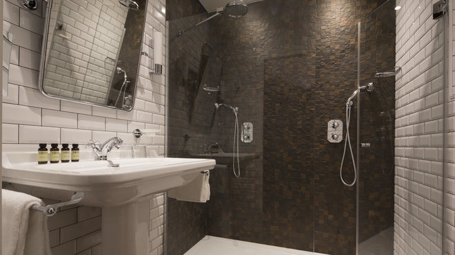 Robinetterie et vasque sur pied rétro pour cette salle de bains associée à un espace douche plus contemporain. Robinetterie et vasque sur pied rétro pour cette salle de bains associée à un espace douche plus contemporain.