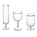 Trois tailles de verre accompagnent la ligne « L’Econome » : des verres à pieds archétypaux conservant l’eau, le vin ou le champagne à température idéale grâce à leur double paroi isolante.