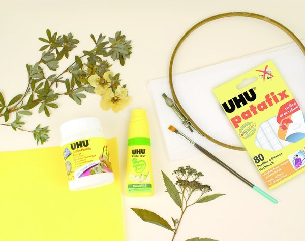 Le matériel qu'il vous faut : cercle à broder, colle vernis, Patafix, colle UHU 3 en Un, des végétaux, du calque jaune.