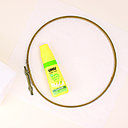 Un cercle à broder, du papier de soie, de la colle 3 en Un UHU.