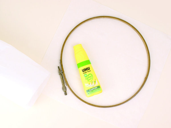 Un cercle à broder, du papier de soie, de la colle 3 en Un UHU.