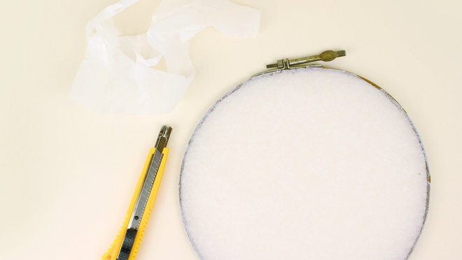 Encoller le bord du cercle, tendre le papier de soie bien tendu, rabattre et découper les excédents. Encoller le bord du cercle, tendre le papier de soie bien tendu, rabattre et découper les excédents.