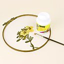 Coller une grande tige florale séchée avec la colle vernis UHU.