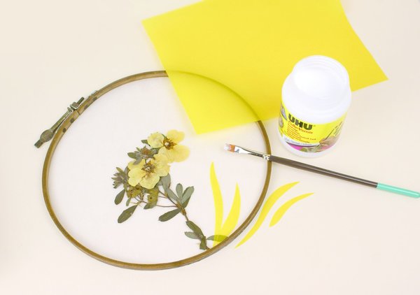 Découper et coller des feuilles jaunes dans du calque jaune.