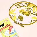 Couper des petits morceaux de Patafix UHU pour fixer le cercle au mur ou sur une fenêtre.