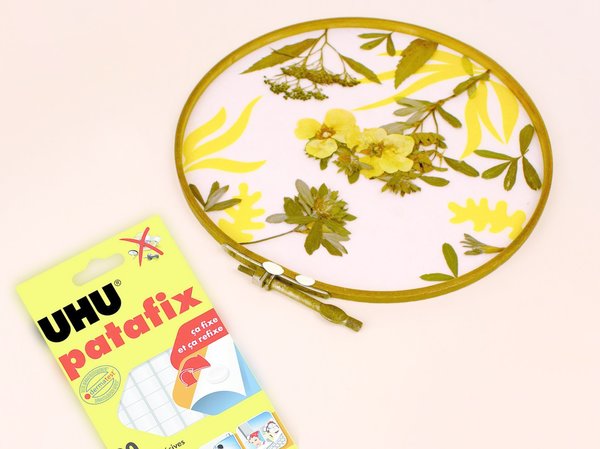 Couper des petits morceaux de Patafix UHU pour fixer le cercle au mur ou sur une fenêtre.