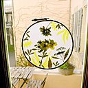 Réalisez un joli décor floral dans un cercle à broder avec le DIY UHU.