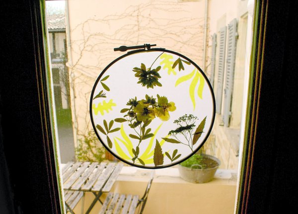 Réalisez un joli décor floral dans un cercle à broder avec le DIY UHU.
