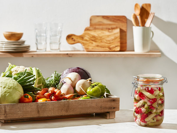 Pickles de radis et choux rave à déguster en condiments à l'apéro ou en accompagnement de plat.