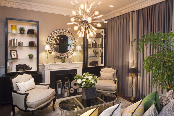 Dans les tons de gris, ponctué par une touche de vert qui fait écho à la plante, le salon forme un cocon doux et raffiné dans un camaïeu de gris qui appelle à la détente. Il est marqué par une cheminée d’époque en marbre de Carrare.