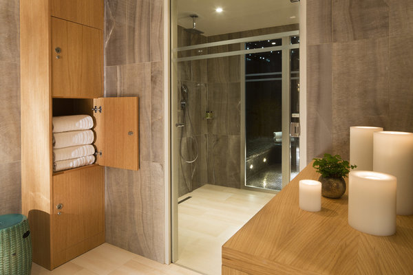 Les chambres disposent de salles de bains avec douche à l’italienne ou baignoire. L’éclairage en fibre optique dispense une lumière douce et tamisée.