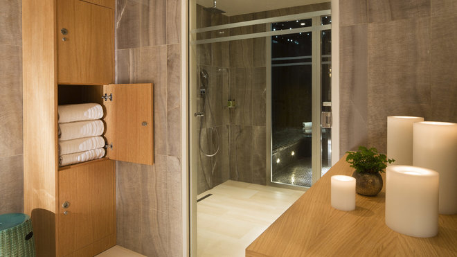 Les chambres disposent de salles de bains avec douche à l’italienne ou baignoire. L’éclairage en fibre optique dispense une lumière douce et tamisée.