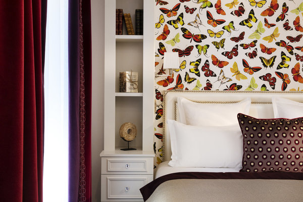Dans les chambres, les couleurs du papier-peint « papillons » jouent avec celles des rideaux et coussins.