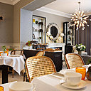 Dans la salle à manger, on découvre une ambiance très parisienne avec des chaises « bistrot » tressées.