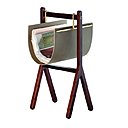 Porte-revues composé d’une feuille de cuir Cuoio Saddie Extra fixée à une traverse supérieure en bois par deux barres en acier brossé avec finition en laiton. Collection Ren, création Neri and Hu pour Poltrona Frau.