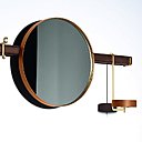 Miroir porte-manteaux avec patères murales et vide-poches. Cadre en laiton revêtu de cuir Cuoio Saddie Extra et barre en noyer Canaletto massif, crochets en acier brossé, finition laiton. Collection Ren, création Neri and Hu pour Poltrona Frau.