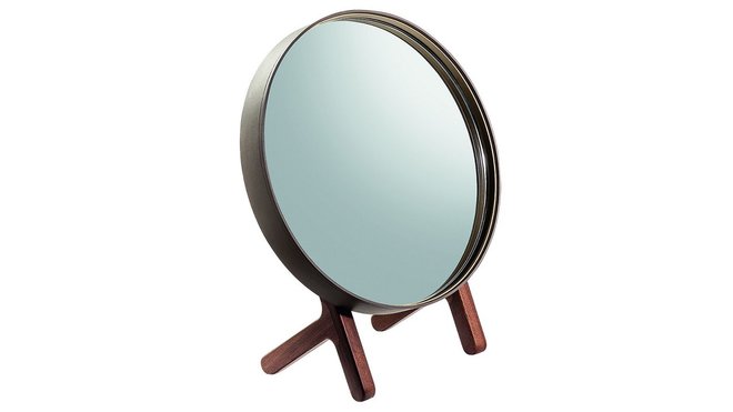 Miroir de table avec glace ronde (diamètre 31 cm) soutenue par deux montants latéraux et deux traverses. Cadre recouvert de cuir Cuoio Saddie Extra avec bande interne en laiton. Collection Ren, création Neri and Hu pour Poltrona Frau.