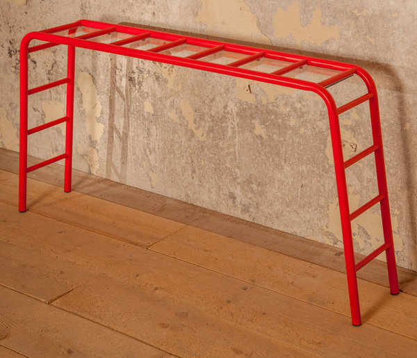 Etagère Escala (L 166 x H 79 x P 28 cm) en tube d’acier de 2 et 3 cm de diamètre, revêtu d ‘une peinture époxy satinée.  Avec plateau en verre trempé transparent pour composer 7 cases de rangement. Création Cédric Dequidt pour Le Point D, 490 €.