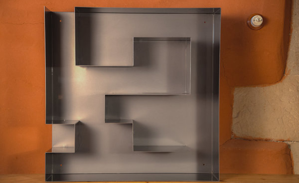 Etagère Labyrinthe (L et H 90 x P 22 cm) en acier thermolaquée époxy. Création Dominique Brunet pour Le Point D, 590 €.