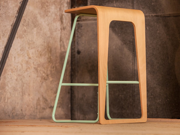 Tabouret de bar Kama (L et P 45 x H 70 cm) avec structure tubulaire en acier laqué satiné et bois naturel ou laqué. Création Le Point D, 195 €.