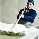 Une fois les cristaux recueillis, un drainage manuel des cristaux nécessite une compétence très précise.