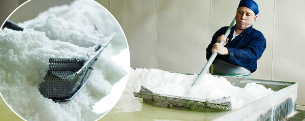 Une fois les cristaux recueillis, un drainage manuel des cristaux nécessite une compétence très précise.