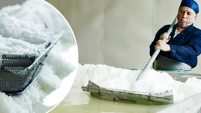 Une fois les cristaux recueillis, un drainage manuel des cristaux nécessite une compétence très précise.