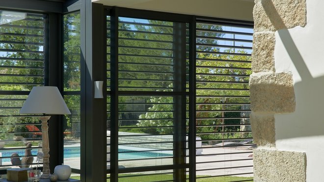 L’été, des brise-soleil motorisés protègent de la lumière naturelle.