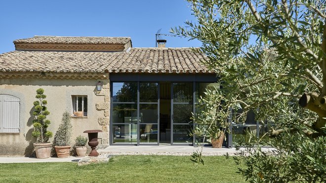 Pour permettre aux occupants de profiter de l’espace supplémentaire en toute saison, l’aluminier agréé Technal Granon a mis en œuvre des profilés à rupture de pont thermique et des remplissages verriers de toiture de 32 mm d’épaisseur.