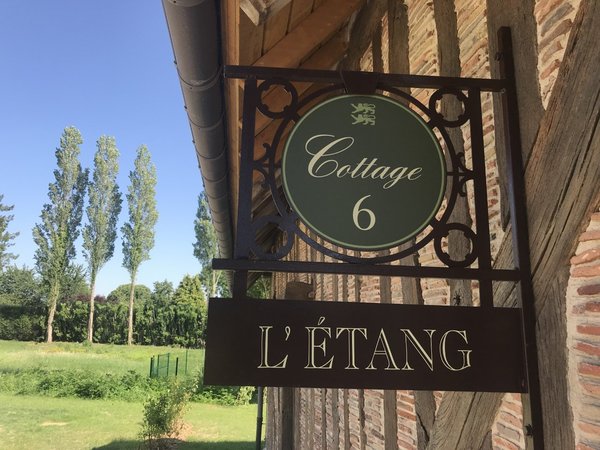 Autour du manoir principal, neuf cottages indépendants composés d’une à quatre chambres forment un ravissant hameau.