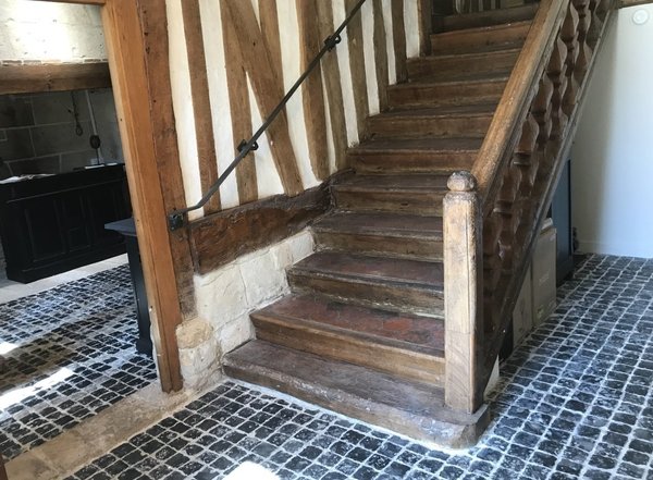 Sol de silex noir, pierre typique de la région, pour un sol au charme absolu.