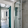 Douche tapissée de zelliges contrastant avec un mur peint, couleur Menthe Douce SL30 chez Ressource.