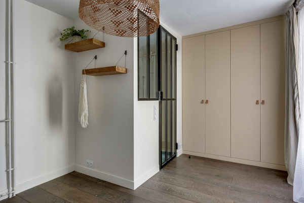 Dans la chambre, les portes du dressing ont été peintes avec une teinte douce (Nude SL28 chez Ressource). Une porte de style industriel façon atelier permet d’accéder à la salle de bains.