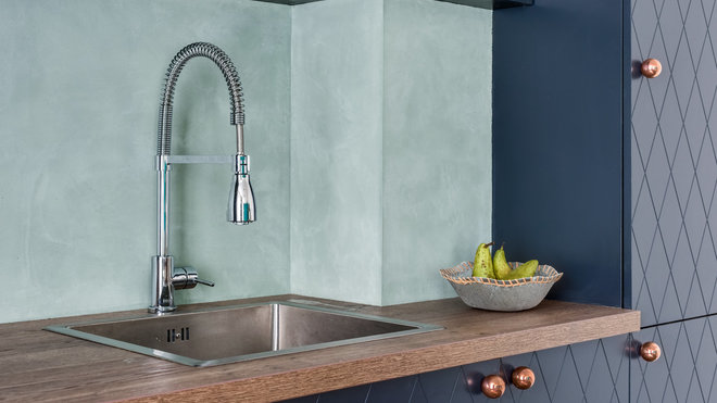 Dans la cuisine, plan de travail en béton ciré (couleur Nil chez Mercadier) et crédence (couleur Jade chez Mercadier).