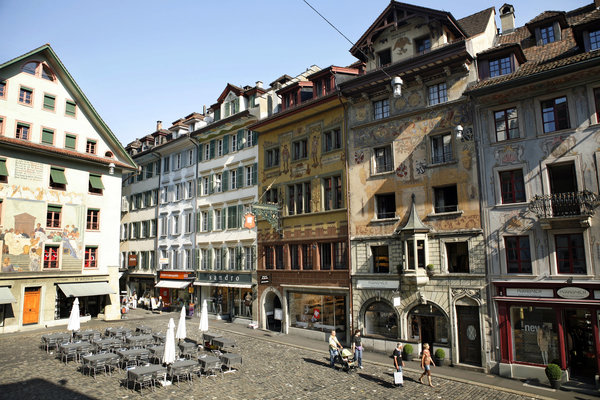 Dans la vieille ville de Lucerne, quelques façades peintes.