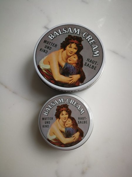 Les crèmes mères-filles, fabriquées par Alte Suidtersche Apotheke, bestsellers envoyés dans le monde entier.