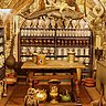 Une des vitrines musée de Alte Suidtersche Apotheke.