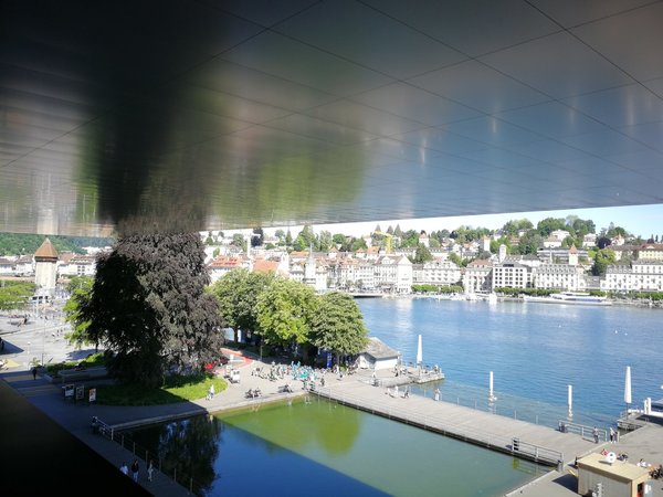 La vue depuis la terrasse du KKL sur la ville de Lucerne.