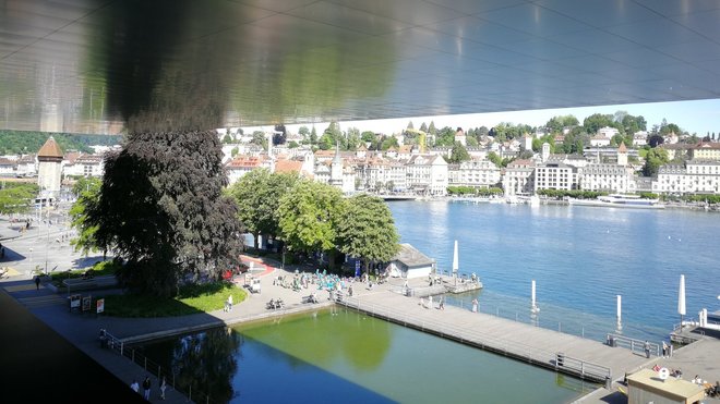 La vue depuis la terrasse du KKL sur la ville de Lucerne.