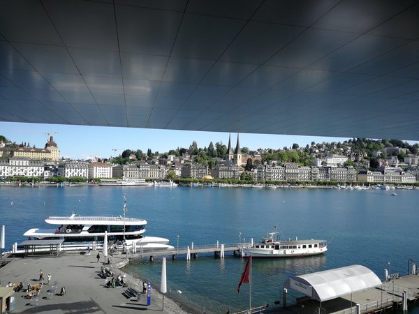 Vue depuis la terrasse du KKL sur la ville de Lucerne.