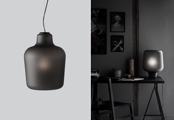 Suspension et lampe de table Say my Name en verre de Murano soufflé bouche présentant un dégradé de couleurs transparentes, du violet profond au gris qui s’inspire du ciel nocturne nordique et des lumières des fjords. Création Morten and Jonas pour Northern Lighting.