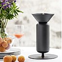 Lampes à huile de table sur base ou de sol à fixer sur une tige plantée dans la terre. Modèle Poppy en acier recouvert d’une peinture époxy, destiné à l’éclairage d’extérieur. Création Frost Produkt pour Northern Lighting.