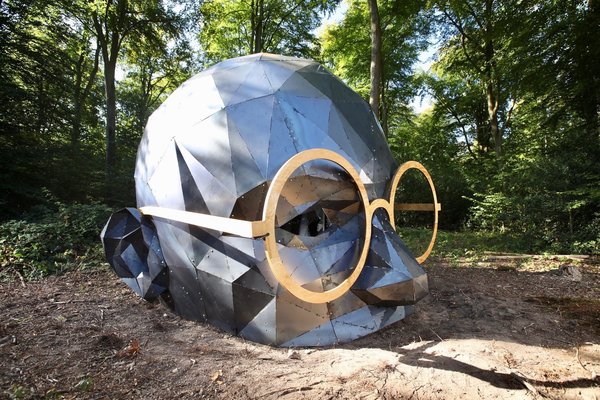 Face à Face, de Thomas Voillaume, est une sculpture monumentale en bois et métal représentant la tête d'un géant posée sur le sol, comme si elle sortait du sol. Une sculpture interactive grâce aux reflets dans les lunettes où les visiteurs font partie intégrante de l'oeuvre.