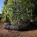 "Nidhögg "serpent dragon de 28 mètres de long est l'oeuvre de Camille Bellot et François Pottier, il s'implante entre les arbres de la forêt, habitant mythique des grottes et des forêts il ne laisse personne indifférent. L'esthétique se veut radicale, voire inquiétante, réalisé en déchets de pneus et bois, on peut pénétrer par sa bouche à l'intérieur dans le ventre de la bête et le quitter par des ouvertures faites tout au long de son corps.
