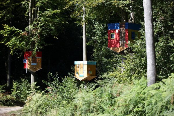 Wonder Wind de Pedro Marzorati est une installation qui parle des conséquences du changement climatique sur les sociétés humaines, en particulier sur les habitats. Après le passage d'une nouvelle tempête, beaucoup d'habitations sont détruites, envolées, balayées par le vent. Il en résulte un déplacement de masse, ces déplacements génèrent de nouveaux habitats, voire de nouvelles villes, souvent précaires.