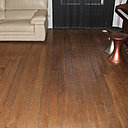 Avant son remplacement, l’ancien parquet à lames de 80 mm usées par le temps.