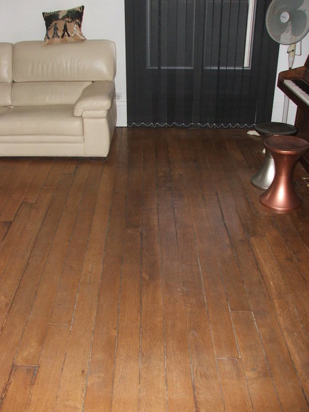 Avant son remplacement, l’ancien parquet à lames de 80 mm usées par le temps.