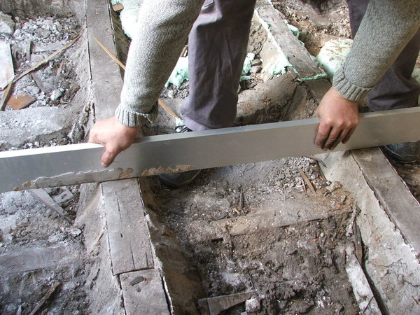 Etape 6 : contrôle du niveau du lambourdage.