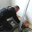 Etape 7 : mise en place du nouveau parquet, la première lame est installée côté rainure sur le mur.